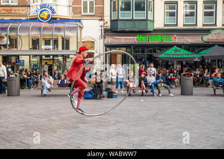 AMSTERDAM, Niederlande - 1 September, 2018: Street Performer unterhält Masse auf Urban Street in der City von Amsterdam. Stockfoto