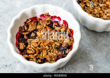 Crumble mit frischen Beeren, Haferflocken, Mutter, Leinsamen und Müsli. Organische Dessert. Stockfoto