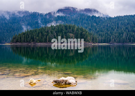 Montenegro, Stille spiegelglatte kristallklare Wasser des Schwarzen See im Nationalpark Durmitor Natur Landschaft widerspiegeln, grüne Bäume Stockfoto