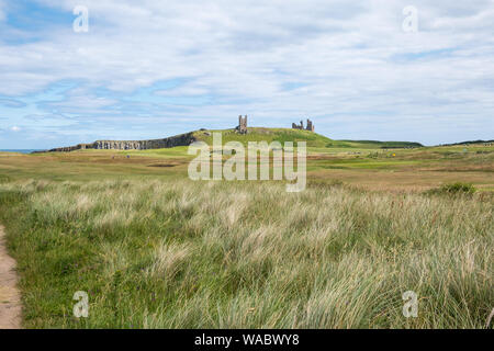 Dunstanburgh Castle in der Nähe von Alnwick an der Küste von Northumberland, Großbritannien Stockfoto