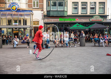 AMSTERDAM, Niederlande - 1 September, 2018: Street Performer unterhält Masse auf Urban Street in der City von Amsterdam. Stockfoto