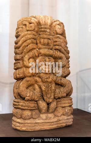 Jekaterinburg, Russland - Januar 17, 2019: alten Maya Stein Figur, ein Mann, der in einem komplexen Kopfschmuck, Mexiko, 200 BC-AD 200 Stockfoto