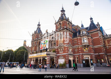 AMSTERDAM, Niederlande - 1 September, 2018: Street Scene außerhalb der Internationalen Theater von Amsterdam mit Menschen in Aussicht Stockfoto