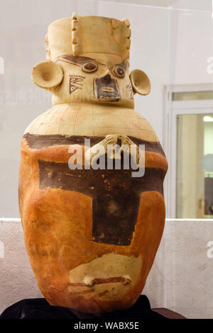 Jekaterinburg, Russland - Januar 17, 2019: alte peruanische Keramik Gefäß in der Form eines Menschen mit Geschenken, Chancay Kultur, AD 900-1100 Stockfoto