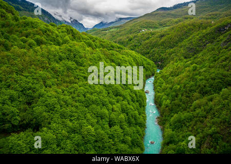 Montenegro, türkisfarbene Wasser des Flusses Tara fließt durch majestätische Grüne Tara Canyon Natur Landschaft durch einige Drähte für Zip Futter gekreuzt Stockfoto