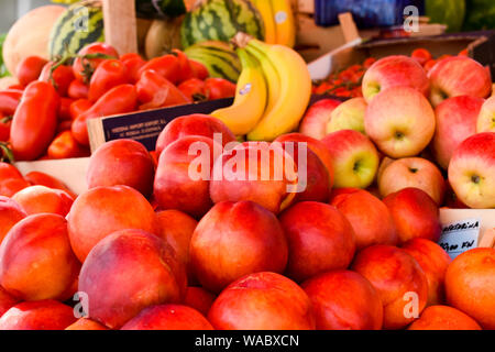Obst Markt mit verschiedenen bunten frisches Obst und Gemüse. Stockfoto