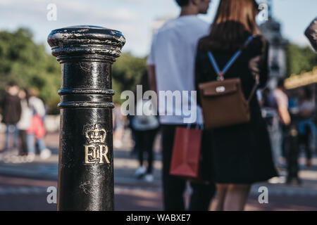 London, UK - 15. Juli 2019: Royal cypher von der Königin Elizabeth II (EIIR) auf eine Stelle ausserhalb des Buckingham Palace, London. Königin Elizabeth II. ist der Lo Stockfoto