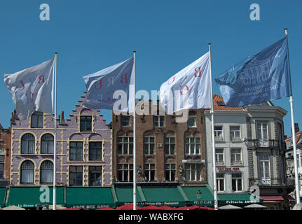 Flaggen, die auf dem Markt von Brügge (Platz), Belgien, fliegen Stockfoto