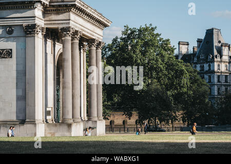 London, Großbritannien - 15 Juli, 2019: die Menschen hinter Wellington Arch in London. Der Bogen, auch bekannt als Verfassung Arch, wurde 1826 erbaut und ursprünglich Stockfoto