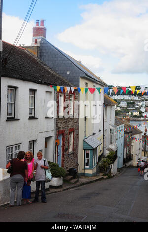 Fore Street, Polruan, Cornwall, UK: mit Blick auf den Swan River Stockfoto