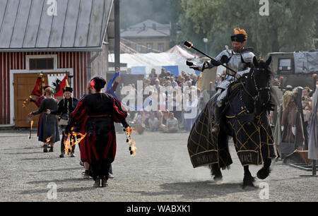Hameenlinna Finnland 08/17/2019 mittelalterliches Fest mit Handwerker, Ritter und Animateure. Ein Ritter auf dem Pferd gruss Gaukler und Dirnen. Stockfoto
