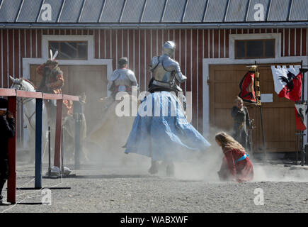 Hameenlinna Finnland 08/17/2019 mittelalterliches Fest mit Handwerker, Ritter und Animateure. Ein Turnier mit Spears Stockfoto