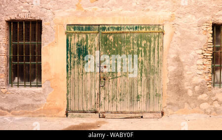 Schöne alte Tür an einem Gebäude in Antibes, Frankreich Stockfoto