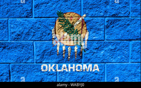 Flaggenstaat von Oklahoma schließen bis auf ein gerissenes Wand gemalt Stockfoto