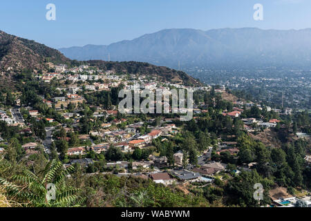 Gehobene hang Wohnungen in der Nähe von Los Angeles in Glendale, Kalifornien mit Nebel und San Gabriel Mountains im Hintergrund. Stockfoto