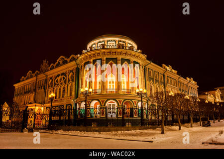 Jekaterinburg, Russland - Januar 16, 2019: Nachtansicht der Sevastyanov Haus, schöne Palast des 19. Jahrhunderts Stockfoto