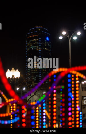 Jekaterinburg, Russland - Januar 17, 2019: bunte Lichter - ein Fragment der Beleuchtung im Freien auf das Neue Jahr in der Nacht Stadt und Wyssozki skyscraper o Stockfoto