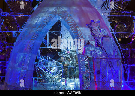 Jekaterinburg, Russland - Januar 16, 2019: Weihnachtsschmuck von Eis in der Nähe einer orthodoxen Kirche bei Nacht Stockfoto