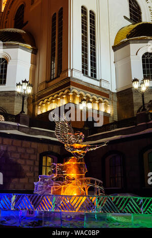 Jekaterinburg, Russland - Januar 16, 2019: Weihnachtsschmuck von Eis in der Nähe einer orthodoxen Kirche bei Nacht Stockfoto