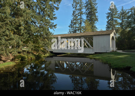 Stayton-Jordon Covered Bridge im Pioneer Park, Stayton, Oregon. Offenen einseitige Brücke, Baujahr 1998 das Original von 1937 zu ersetzen, Stockfoto