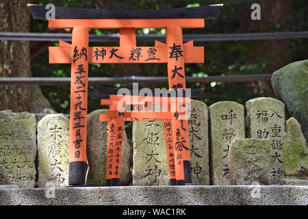 Satz von kleinen Torii in Fushimi Taisha, in Kyoto, Japan Stockfoto