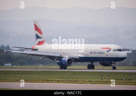 Glasgow, UK. 19. April 2019. Flüge gesehen ankommen und abfliegen Glasgow International Airport. Colin Fisher/CDFIMAGES.COM Credit: Colin Fisher/Alamy leben Nachrichten Stockfoto