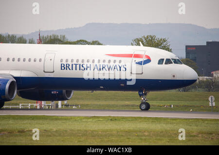 Glasgow, UK. 19. April 2019. Flüge gesehen ankommen und abfliegen Glasgow International Airport. Colin Fisher/CDFIMAGES.COM Credit: Colin Fisher/Alamy leben Nachrichten Stockfoto