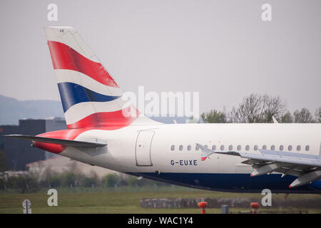 Glasgow, UK. 19. April 2019. Flüge gesehen ankommen und abfliegen Glasgow International Airport. Colin Fisher/CDFIMAGES.COM Credit: Colin Fisher/Alamy leben Nachrichten Stockfoto