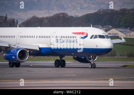 Glasgow, UK. 19. April 2019. Flüge gesehen ankommen und abfliegen Glasgow International Airport. Colin Fisher/CDFIMAGES.COM Credit: Colin Fisher/Alamy leben Nachrichten Stockfoto