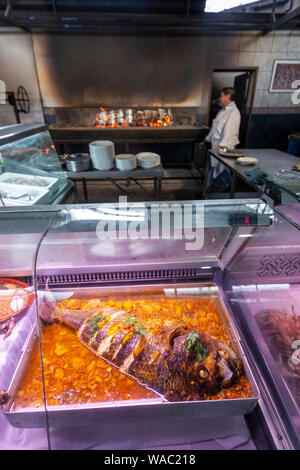 Fisch im typischen Restaurant El Tintero, frische Meeresfrüchte, Malaga, Andalusien, Spanien gekocht Stockfoto