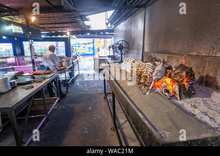 Vorbereitung Spieß von Sardinen in der typischen Restaurant El Tintero, frische Meeresfrüchte, Malaga, Andalusien, Spanien Stockfoto