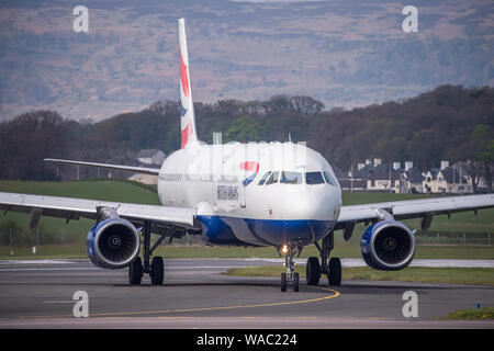 Glasgow, UK. 19. April 2019. Flüge gesehen ankommen und abfliegen Glasgow International Airport. Colin Fisher/CDFIMAGES.COM Credit: Colin Fisher/Alamy leben Nachrichten Stockfoto