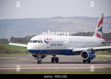 Glasgow, UK. 19. April 2019. Flüge gesehen ankommen und abfliegen Glasgow International Airport. Colin Fisher/CDFIMAGES.COM Credit: Colin Fisher/Alamy leben Nachrichten Stockfoto