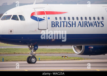 Glasgow, UK. 19. April 2019. Flüge gesehen ankommen und abfliegen Glasgow International Airport. Colin Fisher/CDFIMAGES.COM Credit: Colin Fisher/Alamy leben Nachrichten Stockfoto