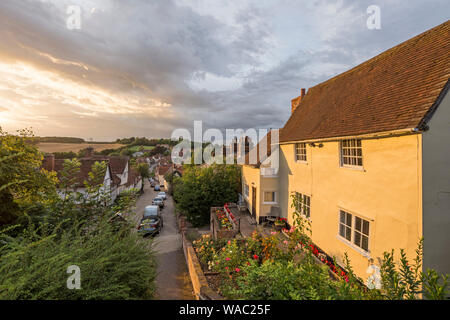 Die malerischen Fachwerkhäuser Dorf Kersey im Abendlicht, Suffolk, England, Großbritannien Stockfoto