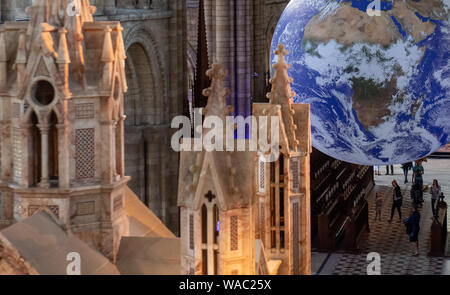 Gaia, ein 23 ft Replik des Planeten Erde hängt, auf der Kathedrale von Peterborough. Stockfoto