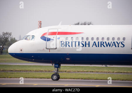 Glasgow, UK. 19. April 2019. Flüge gesehen ankommen und abfliegen Glasgow International Airport. Colin Fisher/CDFIMAGES.COM Credit: Colin Fisher/Alamy leben Nachrichten Stockfoto