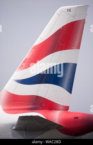 Glasgow, UK. 19. April 2019. Flüge gesehen ankommen und abfliegen Glasgow International Airport. Colin Fisher/CDFIMAGES.COM Credit: Colin Fisher/Alamy leben Nachrichten Stockfoto