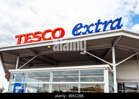 Rote und blaue Schild über dem Eingang ein Tesco Extra Supermarkt im Norden von London, Großbritannien Stockfoto