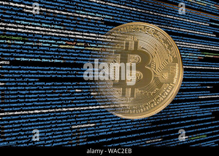 Bitcoin cryptocurrency, die sich aus Linien der Computer code Stockfoto