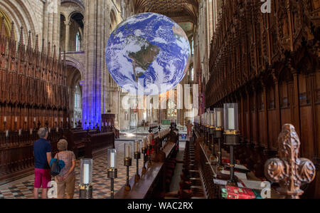 Gaia, ein 23 ft Replik des Planeten Erde hängt, auf der Kathedrale von Peterborough. Stockfoto