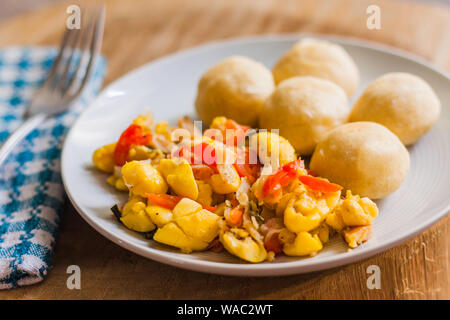 Ackee & an Meeresfischen - traditionellen jamaikanischen Gericht mit gebratene Knödel serviert. Stockfoto