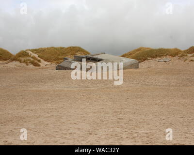 Großen Deutschen Bunker fra WW2 an der Küste von Dänemark vergraben im Sand an der Westküste Strand Stockfoto