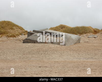 Großen Deutschen Bunker fra WW2 an der Küste von Dänemark vergraben im Sand an der Westküste Strand Stockfoto