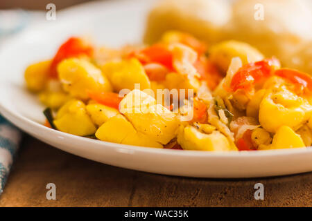 Ackee & an Meeresfischen - traditionellen jamaikanischen Gericht mit gebratene Knödel serviert. Stockfoto