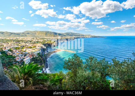 Morgen an der Amalfi-Küste in der Nähe der Stadt Sorrent in Italien an einem warmen Sommertag Stockfoto