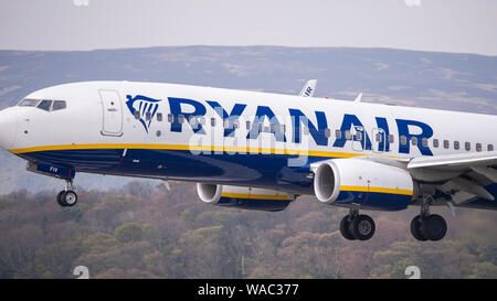 Glasgow, UK. 19. April 2019. Flüge gesehen ankommen und abfliegen Glasgow International Airport. Colin Fisher/CDFIMAGES.COM Credit: Colin Fisher/Alamy leben Nachrichten Stockfoto