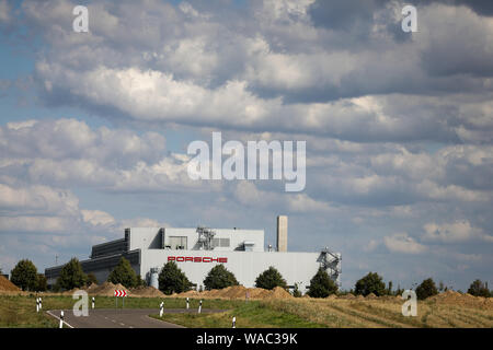 Leipzig, Deutschland. 19 Aug, 2019. Die Wolken sind über das Porsche Werk in Leipzig. Kredite: Jan Woitas/dpa-Zentralbild/dpa/Alamy leben Nachrichten Stockfoto