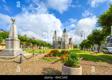 Collégiale Notre-Dame d'Vitry-le-François, einem mittelalterlichen katholischen Kirche mit einer Statue von einem Hahn vorne in der französischen Stadt Ecouis in der Normandie, Frankreich. Stockfoto