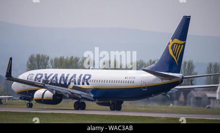 Glasgow, UK. 19. April 2019. Flüge gesehen ankommen und abfliegen Glasgow International Airport. Colin Fisher/CDFIMAGES.COM Credit: Colin Fisher/Alamy leben Nachrichten Stockfoto